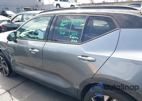 2019 Volvo Xc40 T4 R-Design z USA, uszkodzony, nr VIN YV4AC2HM0K2152315